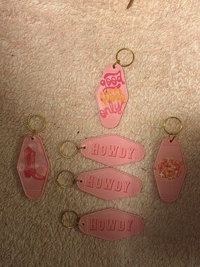 Pink 'Howdy' Motel Keychain Set - Retro Pink Key Fobs